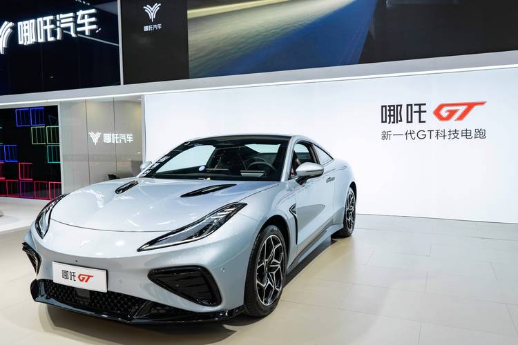 重庆5哪吒汽车在智能汽车领域的表现，领途汽车在新能源汽车市场中的影响力